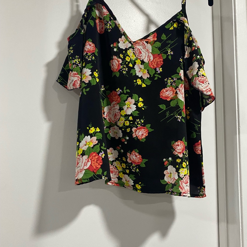 Shoulder peep top